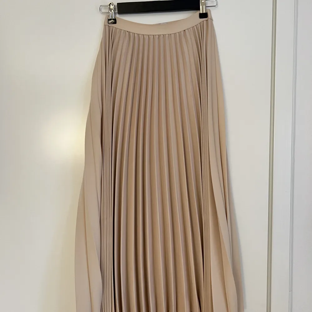 Så fin plisserad kjol från Ahlvar Gallery. Använder den inte längre så nu letar den ett nytt hem✨. Kjolar.