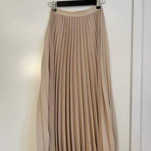 Så fin plisserad kjol från Ahlvar Gallery. Använder den inte längre så nu letar den ett nytt hem✨
