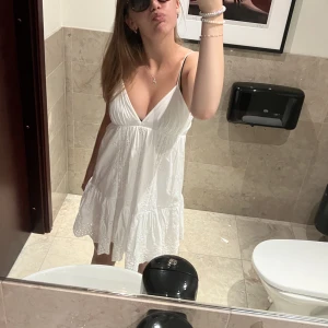 Klänning - En jätte fin vit klänning ifrån zara, använd ca 2 gånger 💓skriv privat för fler bilder 