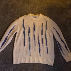 Stickad No nationality (NN07) crewneck - Hej, Nu säljer jag min NN07 tröja som inte passade mig. Jag har bara använt den en gång och skicket är 9/10 den är i storlek L och ä lite oversized.