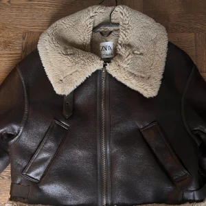 Zara jacka nyskick - Jättefin Zara jacka Använd 2-3 gånger men passar inte min stil så vill sälja den nu🌸 Orginalpris 1200kr
