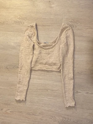 Vit topp - En tröja från Bershka. Aldrig använd💗