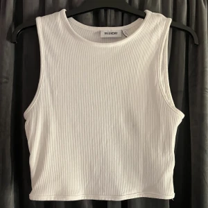 Linne - Linne från weekday, knappt använt. Storlek M, passar oxå S. 40kr + frakt, men priset kan absolut diskuteras!