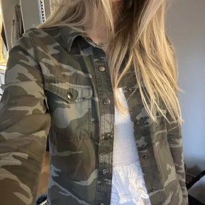 Militär jacka - SÅ snygg Camo jacka. Säljer pga har flera liknande. Perfekta vår och höst jackan❤️