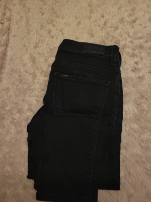 Jeans - Svarta Lee jeans. Aldrig använd! 