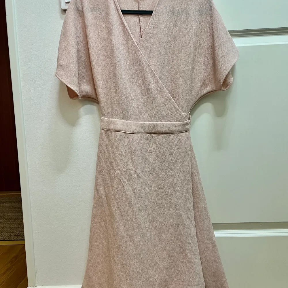 Snygg och söt kort ljusrosa klänning, använd 1 gång men säljer pga det inte kommer till användning. Passar S/M och kan justeras. Har en liten märke på insidan( ingen aning från vad😅) men det kan gå bort med tvätt!. Klänningar.