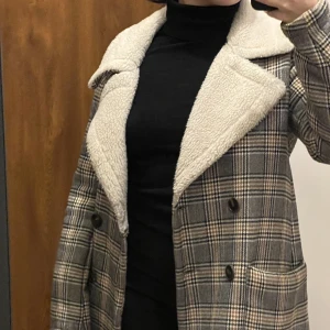 Rutig jacka - Rutig Teddy jacka som är använd en del. Ser lite grå ut inuti men endast fått lite färg från svarta jeans, ej smutsig. Går eventuellt bort med Vanish.