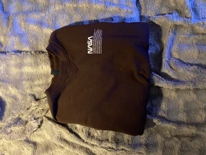 Nasa sweatshirt  - Brun sweatshirt med text. Använd endast vid provning. Nypris 120kr