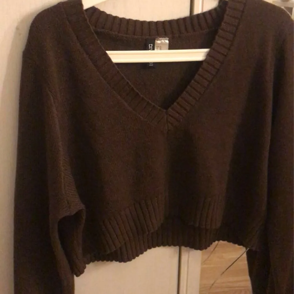 Detta är en brun stickad tröja, tröjan kommer från Divided/h&m. Jag har använt den här tröjan 3 gånger så den är ganska ny. ( köparen står för frakten)  Står XL men jag upplever den mer som L/M.. Stickat.
