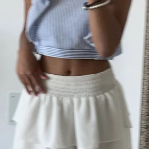 Vit kjol - Väljer att lägga upp kjolarna enskilt då det blir enklast så. Om man vill köpa båda kan man skriva till mig privat❤️ priset inklusive frakt