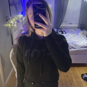 Aimn hoodie  - En välanvänd cropad aimin hoodie som tyvärr har en liten fläck på högra sidan i fram.. Ordinarie pris: 499