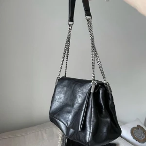 Zara väska - Superfin och jätte rymlig väska från Zara. Använd men i super bra skick, skrickar spårbar frakt💖💖