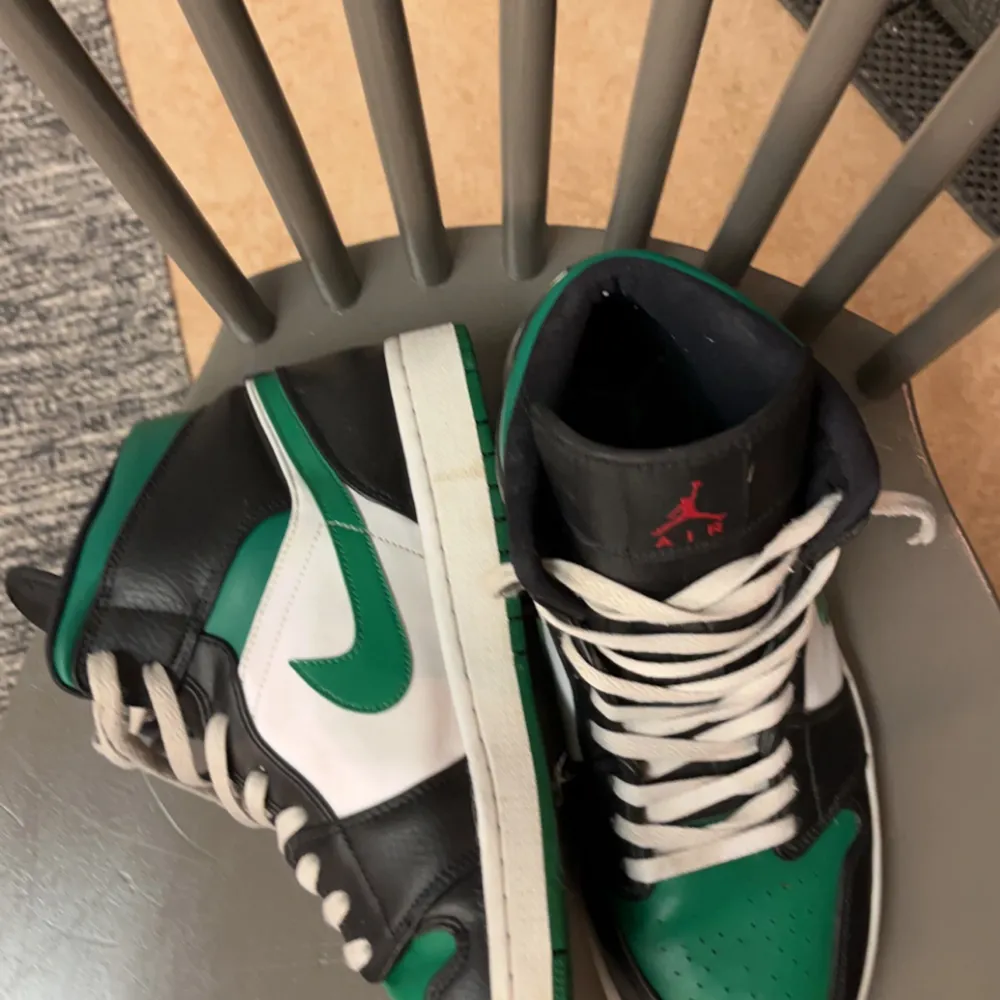 Säljer mina air Jordan 1 mid green toe. Storlek 46. Låda och kvitto finns. Pris kan diskuteras . Skor.