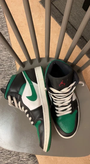 Air Jordan 1 mid green toe - Säljer mina air Jordan 1 mid green toe. Storlek 46. Låda och kvitto finns. Pris kan diskuteras 