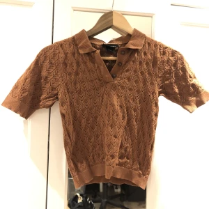 Topp - Älskad men dags för rensning! Fint skick! Från Monki stl XS. Skriv vid frågor eller fler bilder🤗