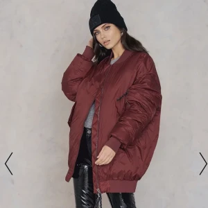 Jacka - Säljer denna helt oanvända over sizes hunkydory jackan då den inte riktigt kom till den användning som förväntats. Jackan är köpt för 6000kr på nakd. Säljer jackan för 2000kr ink frakt. Skriv till mig privat för egna bilder. 