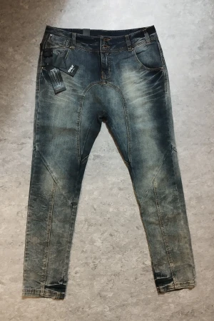 Only - Baggy jeans, strl W28L32 - Baggy jeans från Only.  Modell: "Mindy Harem Jeans"  Helt oanvända!  Nyskick!  Ord.pris: 499,95 SEK