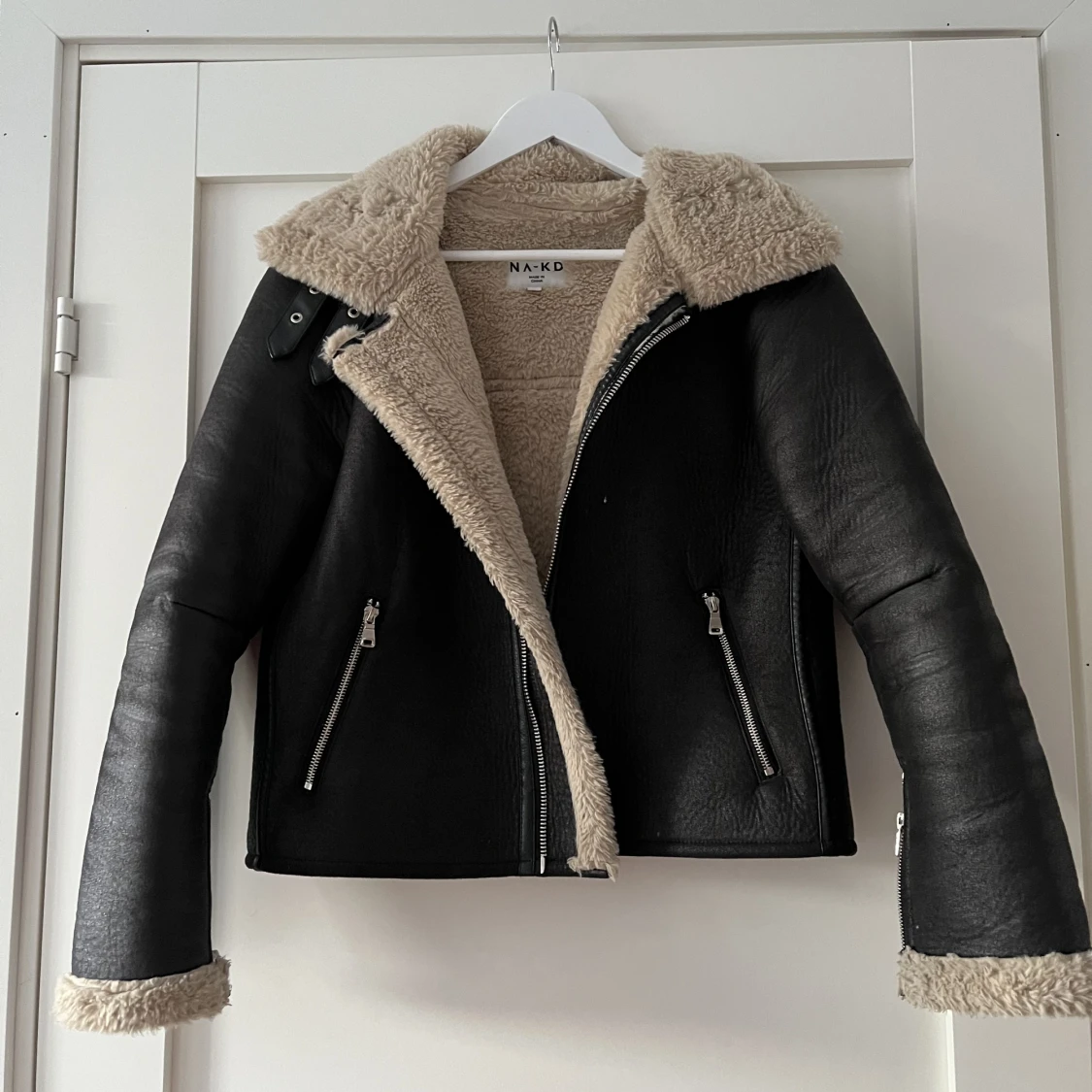 Jacka i pu med ljust fluff