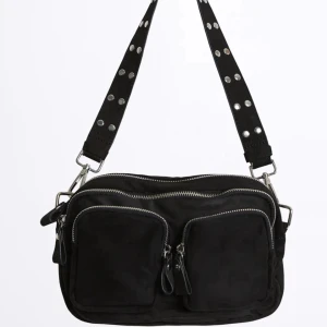 Gina Tricot väska - Jätte fin väska i gott skick. Mycket utrymme och fickor. 