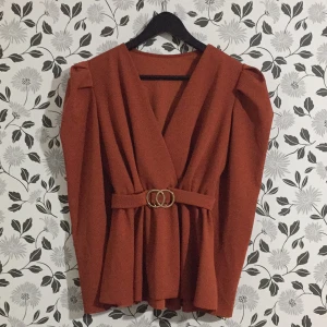 150 kr - Den är ny köpt och har blivit använd typ tre gånger. Den är nytvättat och är i färgen orange brunig. 