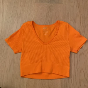 🧡 Orange croptop 🧡 - Passar superbra till våren och sommaren! Inga hål eller fläckar
