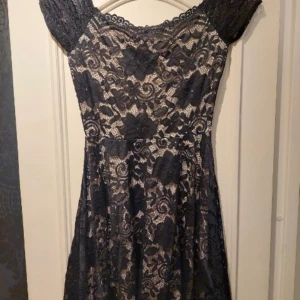 Klänning - Säljer denna klänning i storlek M för 50 kr.