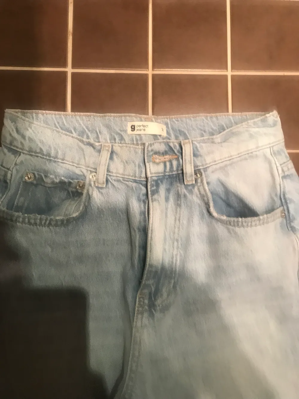 Jag säljer mina Gina tricot jeans för att dom inte kommer till användning, dom är i storlek 34 och köpta för 600 men jag säljer för 150. Dom är nästan aldrig använda och i väldigt bra skick, hör av er vid intresse 🫶🏻🫶🏻. Jeans & Byxor.