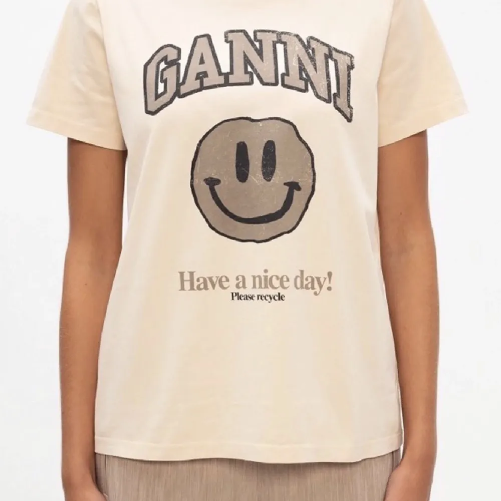 Säljer denna Ganni T-shirt som köptes på Ganni butiken i Stockholm! T-shirten är i super bra skick eftersom den är väldigt sparsamt använd!❤️. T-shirts.