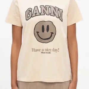 Säljer denna Ganni T-shirt som köptes på Ganni butiken i Stockholm! T-shirten är i super bra skick eftersom den är väldigt sparsamt använd!❤️