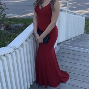 Klänning  - Säljer min super fina röda balklänning som endast är använd 1-2 gånger💗