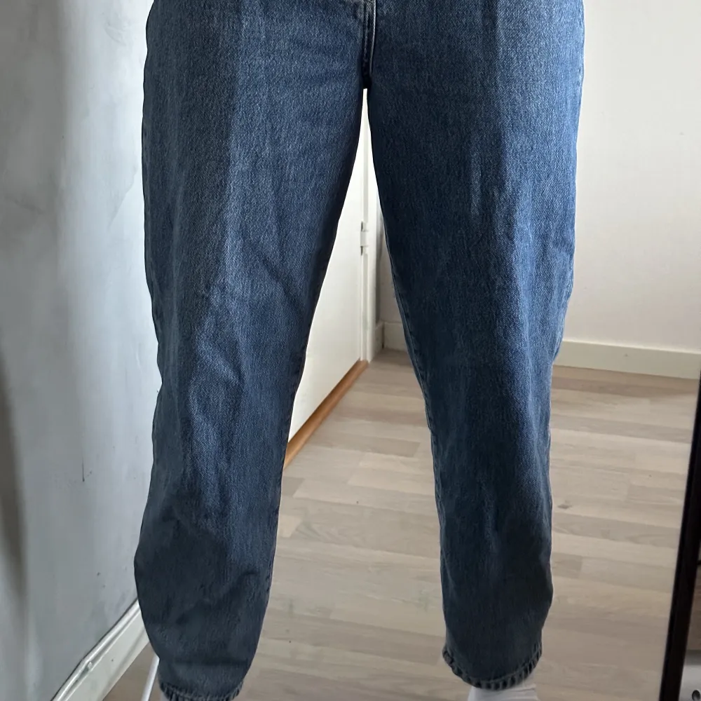 baggy jeans från gina tricot i storlek 40 i fint skick! säljer då jag inte tycker att jag passar i passformen 👖skriv för fler bilder eller annat :). Jeans & Byxor.