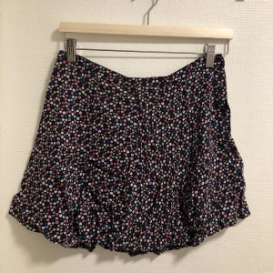 Kjol från HM - Strl 36, kort kjol. Fin men måste strykas.