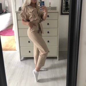 Jumpsuit  - Säljer denna snygga jumpsuit från hm. I fint skick.  Köparen står för frakt☺️