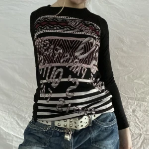 Tröja  -  vanlig svart tröja med coolt mönster! Snygg passform!