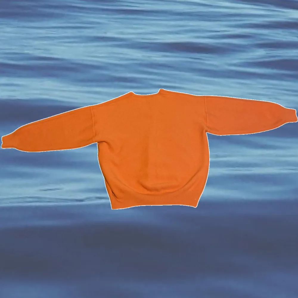 Orange tröja med en krabba: No size ILGRANCHIO V-ringning  Ärmlängd: 42cm och 41cm Bredd: 53cm Längd: 56,5cm Använd . Tröjor & Koftor.