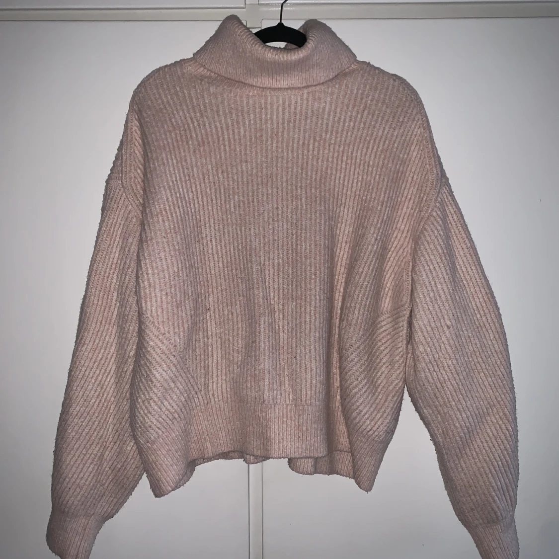 Rosa stickad polotröja  - 90