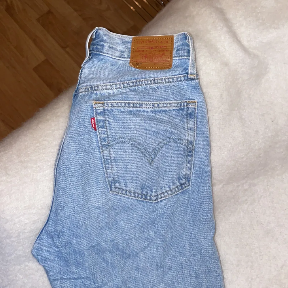 Ljusblå Levis jeans strl W26 L30  Rak modell ”mom-fit”  Använda men fint skick, kan skicka fler bilder om det önskas! Nypris 1249 sek  Köpare står för frakt. Jeans & Byxor.