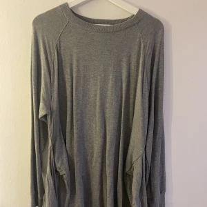 Sweatshirt-klänning - Köpt på Monki 2016 Använd Max 5 gånger.   I fint skick.  Sweatshirt-tyg. 
