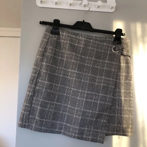 Rutig minikjol - Minikjol i storlek 38, men mer som en small. Fint skick 