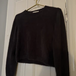 Mysig och mjuk tröja!  - En mysig mörkgrå tröja från Pull & bear i storlek m. Köpt 2021 och sparsamt använd 😊 jätteskön. 