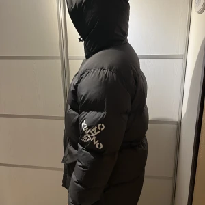 Kenzo Jacka  - En riktigt varm kenzojacka med dun i nyskick från jhonells som endast är använd 2-3 gånger, inga skavanker eller märken.  Nypris 7999kr,  mitt pris 3000kr, kan möjligtvis gå ner lite i pris vid snabb affär! Kan fraktas eller mötas upp.