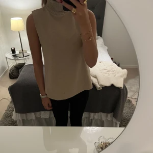 Beige topp - Så så snygg topp utan ärmar!! Passar lika bra nu på vintern till byxor, som på sommaren med kjol eller shorts! Snygg krage och väldigt fin brun/beige färg!!🌸💖