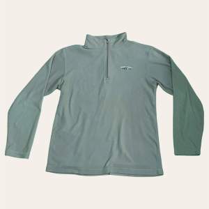 ljusblå zip-up tröja i fleece ⛵️ - storlek 42/44 (men sitter som en M, lite oversize), köpt 2nd hand så i använt men bra skick !! (färgerna ser litr konstiga ut på bild men tröjan är ljusblå) priset går att diskutera, så kom med egna förslag 😇