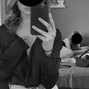 Festblus  - Jättefin svart siden blus! Inga defekter men använd ca 2 gånger för att den är för stor för mig💓 Står ej för frakt