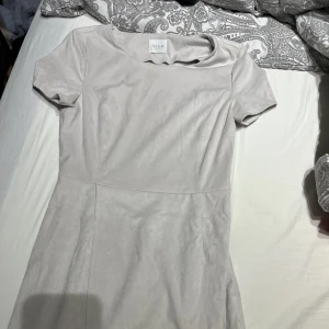 Klänning - Klänning med ”mocka imitation” omlott i ”kjolen”