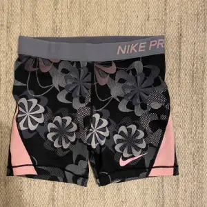 Slutsålda Nike proshorts!!💗💗 storlek L BARN (146/156 längd)