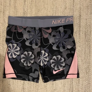 Nike PRO shorts - Slutsålda Nike proshorts!!💗💗 storlek L BARN (146/156 längd)