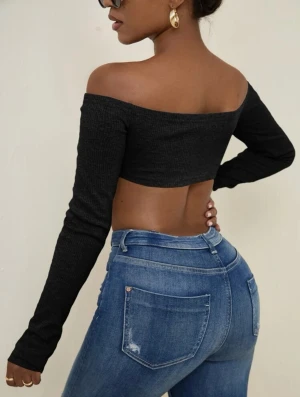 Shein långärmad croptop svart - Säljer denna crop top från shein! Har aldrig använt innan. Den är i nytt skick! :) Den är i storlek M.❤️