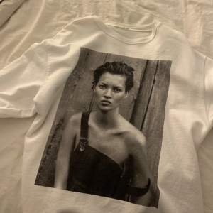 Säljer min sweatshirt från zara men Kate Moss på- den finns heller inte längre kvar på hemsidan- buda gärna🫶🏻