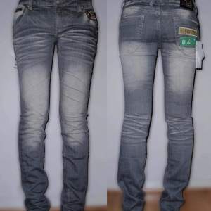 Säljer dessa helt nya och oanvända jeans.  Alla tags sitter kvar.   Märke: Dolce & Gabbana Storlek: 27 x 32